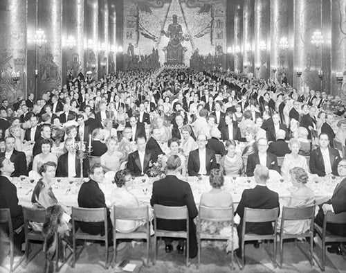 Nobel Banquet at the Golden Hall of the Stockholm City Hall on 10 December 1958. Photo: Brendler & Ã
kerberg. Public domain via Wikimedia Commons.